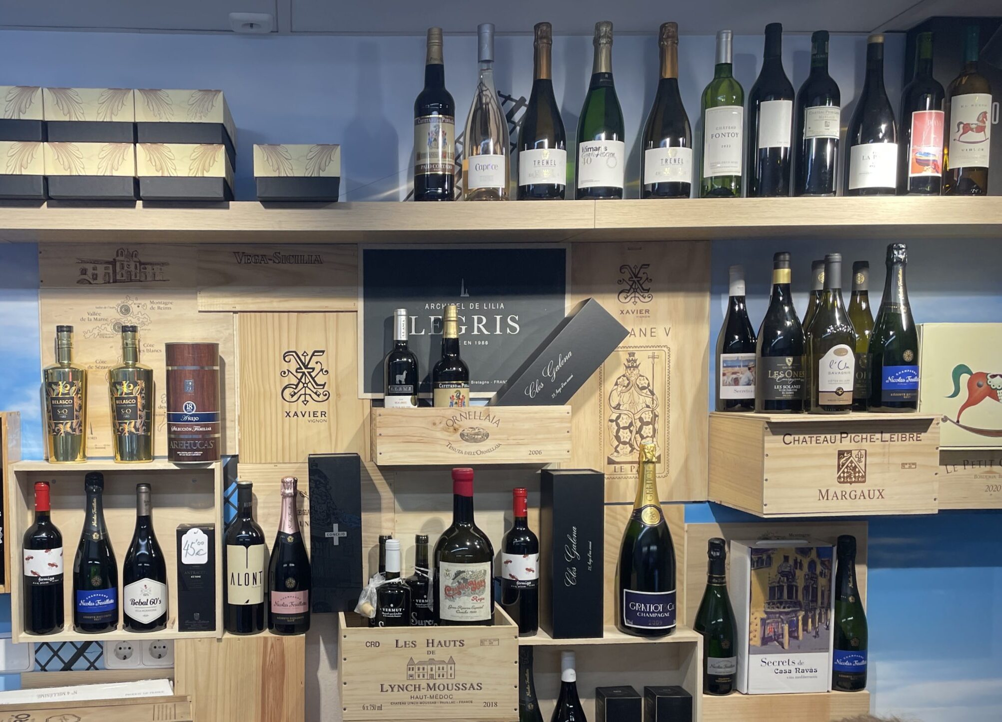 Frontal de exposición de vinos. Tienda de Vinos Astorfoods