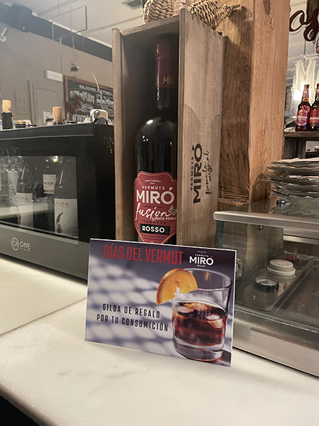 Botella de Vermut 'Miró' en una barra de bar