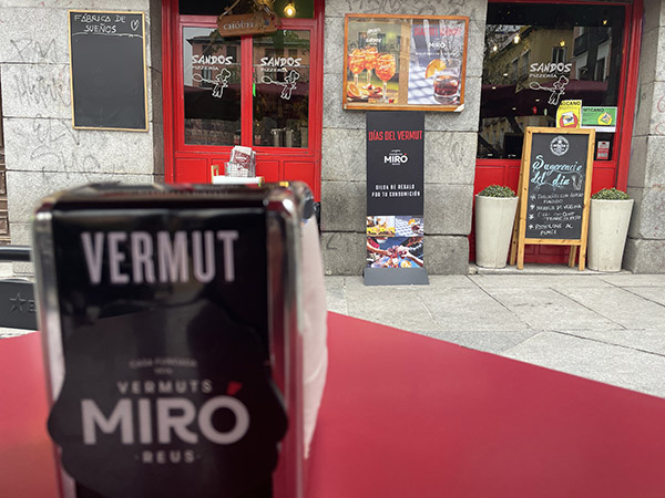 Entrada del local con cartelería de 'Vermut Miró'