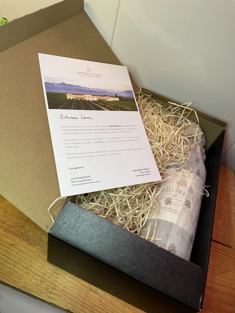 Caja de Regalo o Kit de Bienvenida con Material Informativo y Paja de Relleno