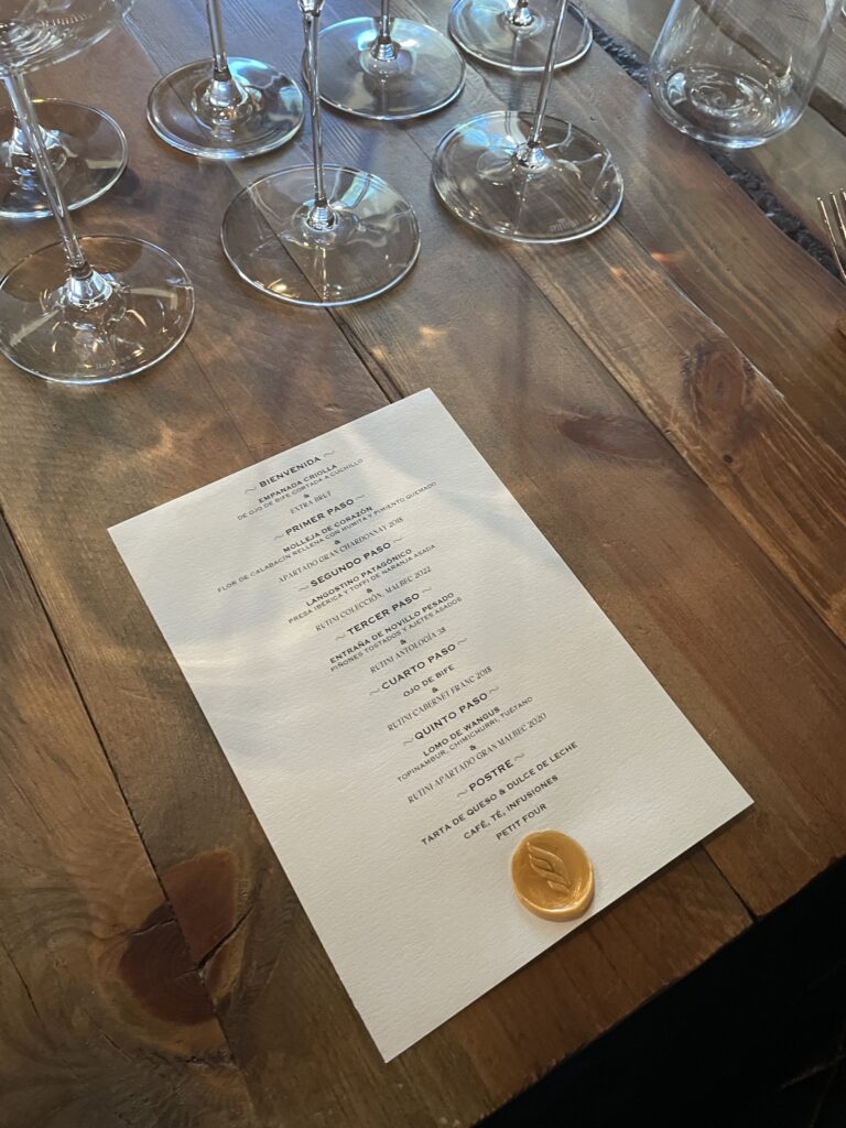 Mesa de Cata con Copas Vacías y Menú de Degustación Sellado
