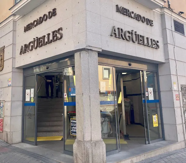Entrada al Mercado Arguelles en Madrid